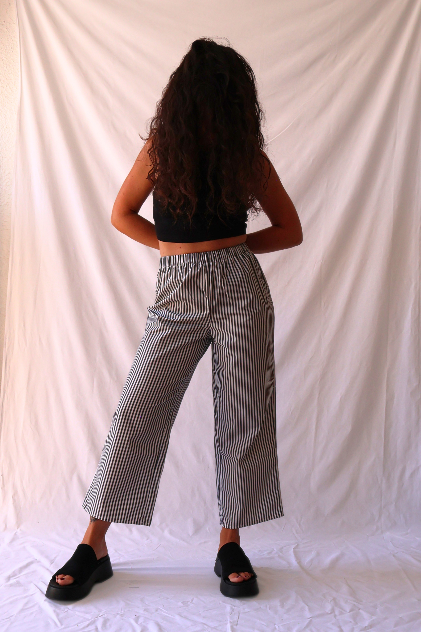 PANTALON A RAYURES GRISES