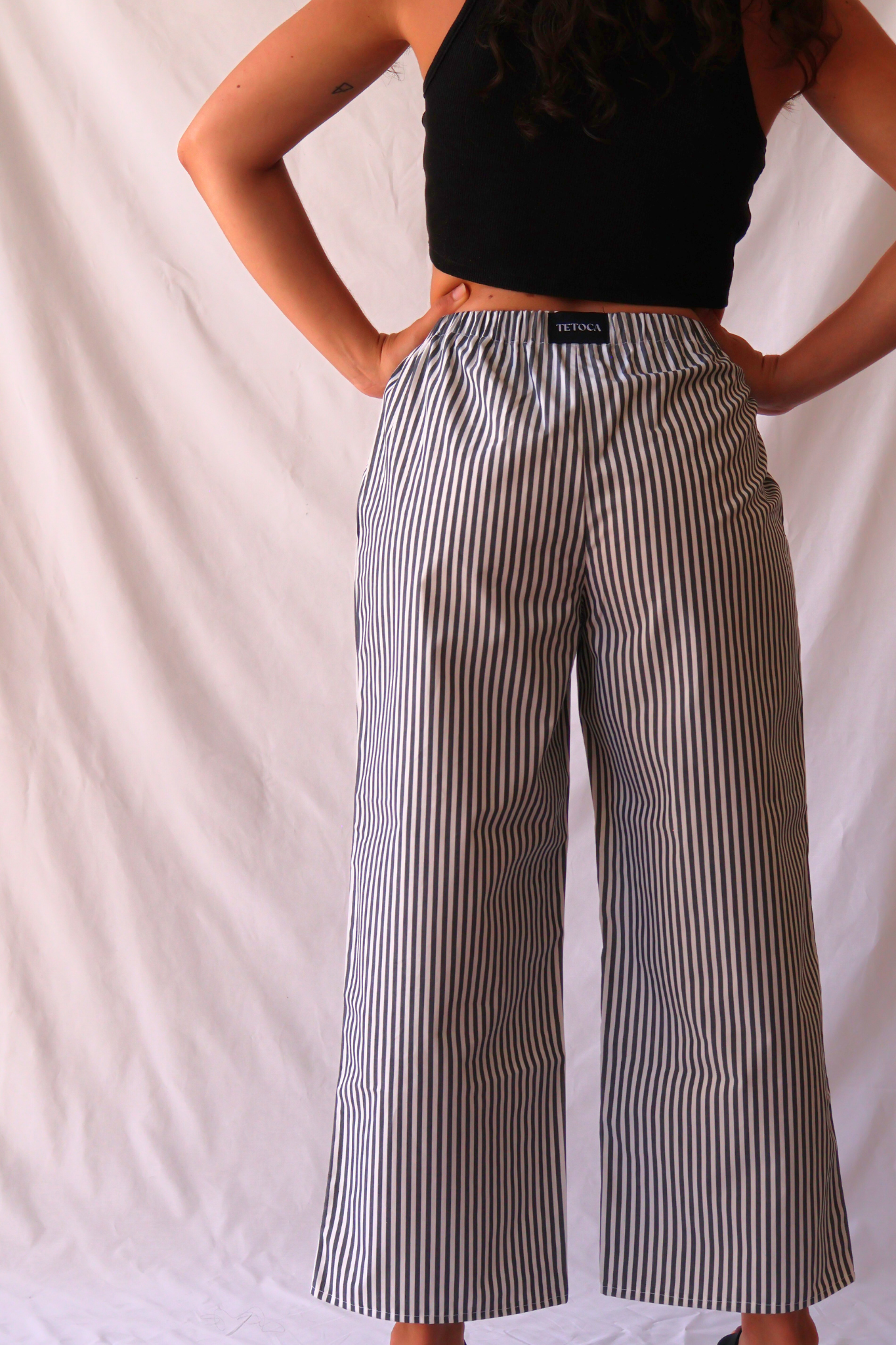 PANTALON A RAYURES GRISES