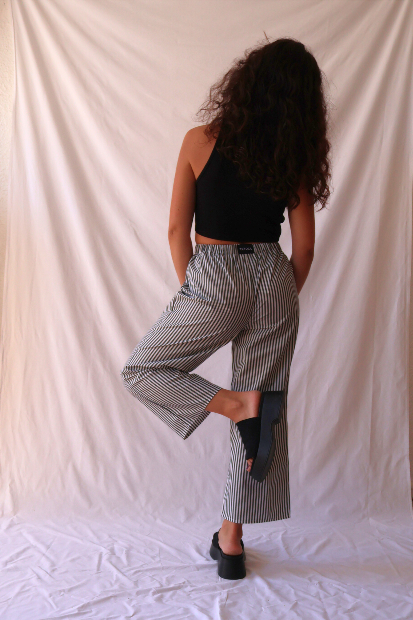 PANTALON A RAYURES GRISES