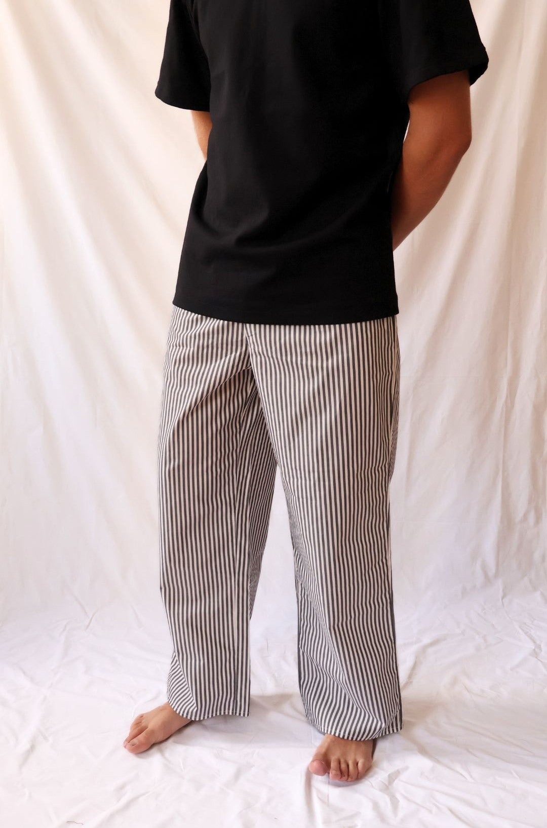 PANTALON A RAYURES GRISES