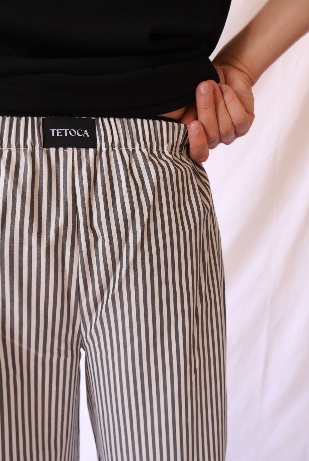 PANTALON A RAYURES GRISES