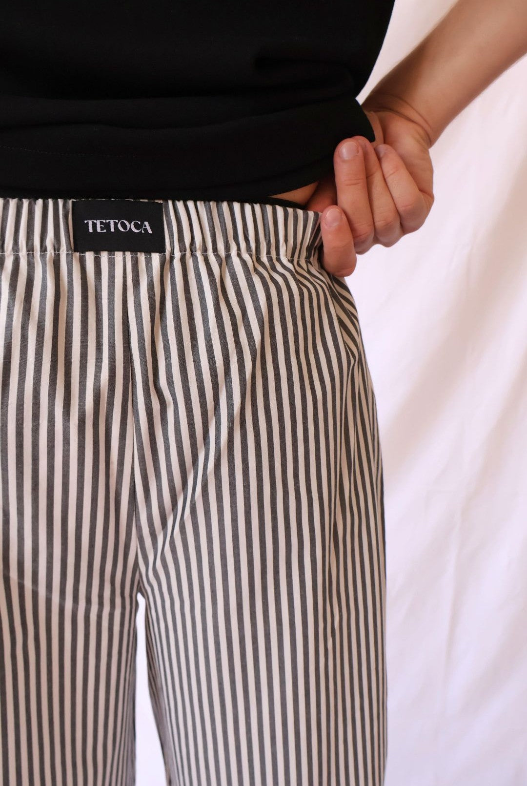 PANTALON A RAYURES GRISES