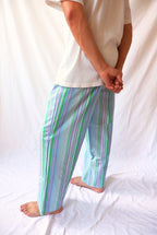 PANTALON BLEU À RAYURES