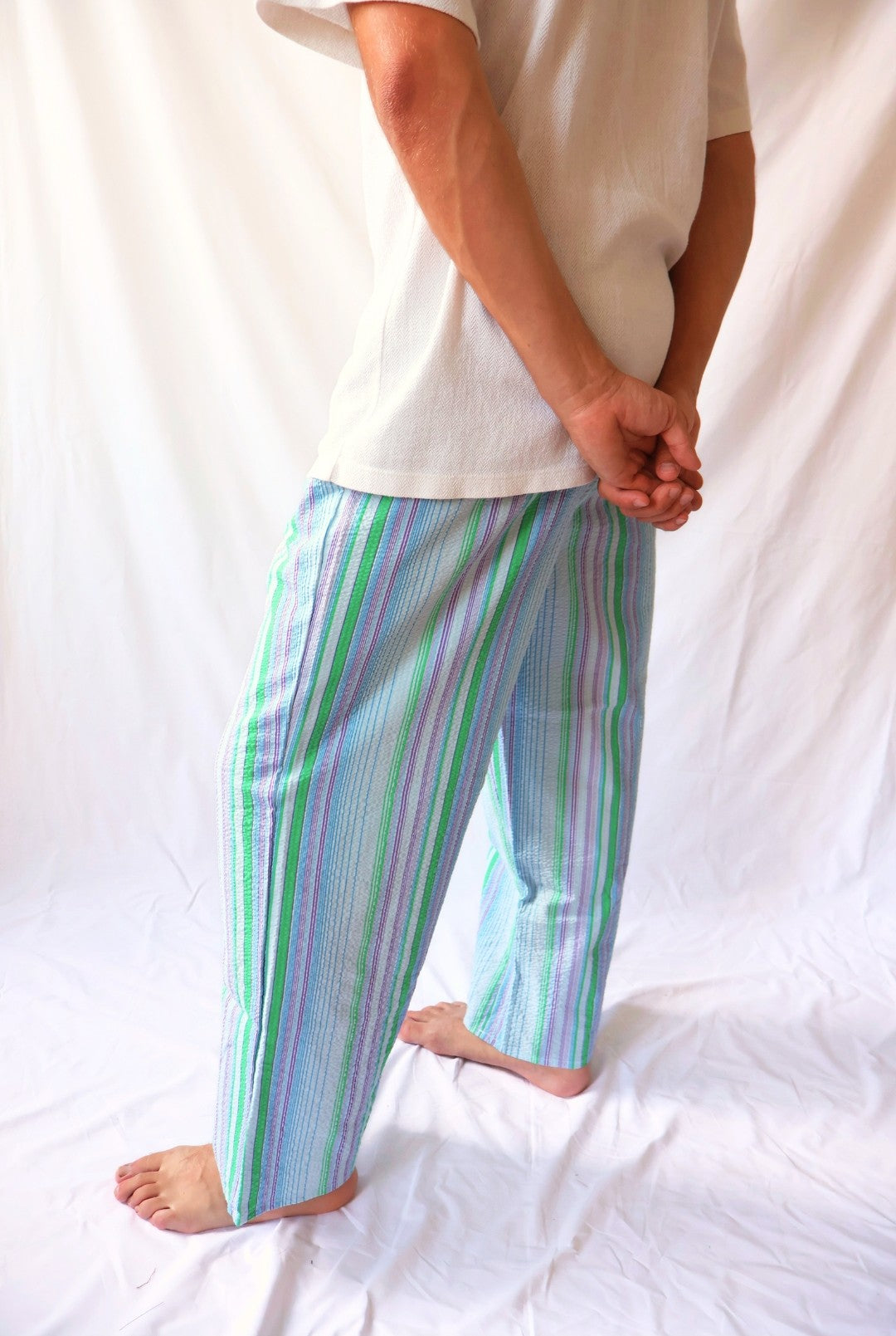 PANTALON BLEU À RAYURES