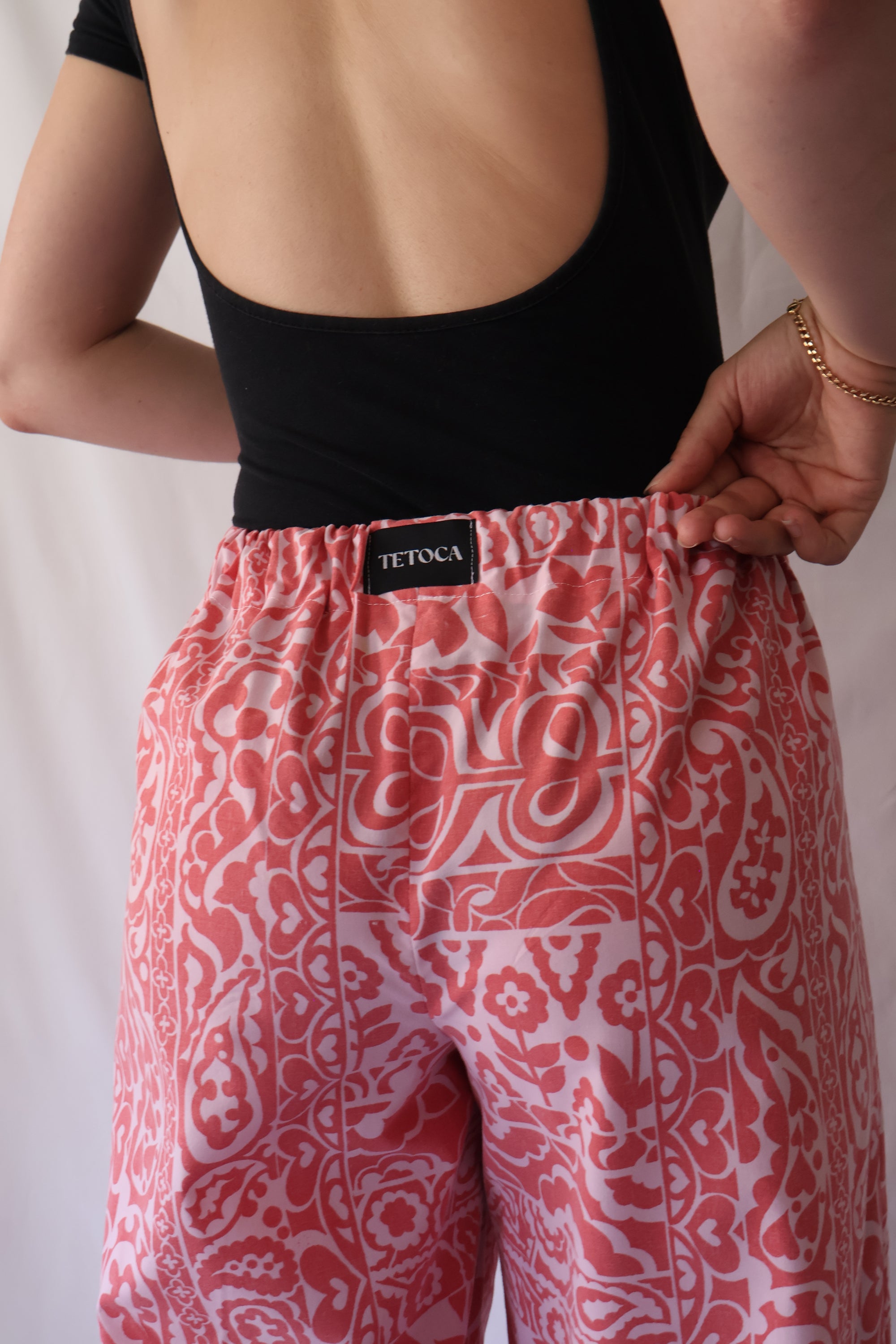 PANTALON ROUGE À MOTIFS BLANCS