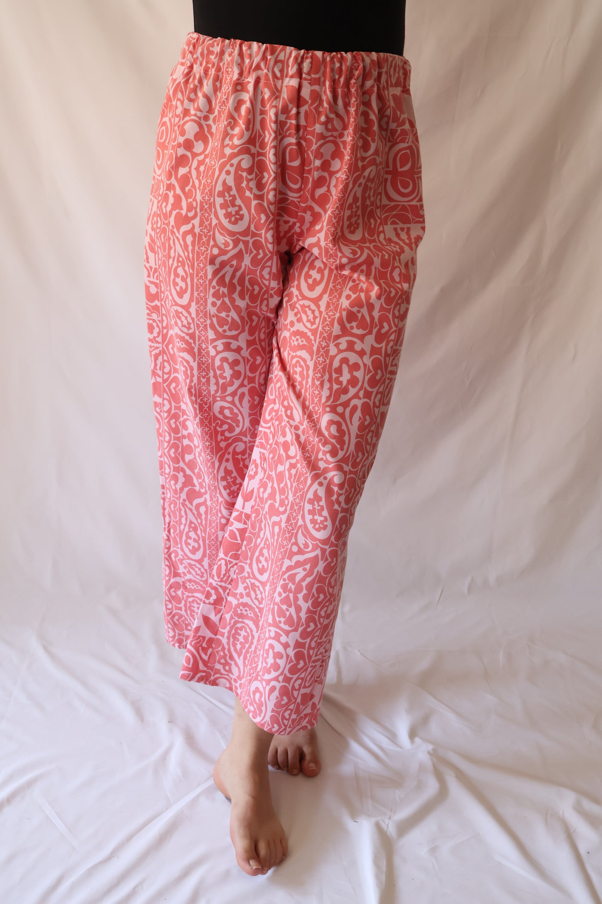 PANTALON ROUGE À MOTIFS BLANCS