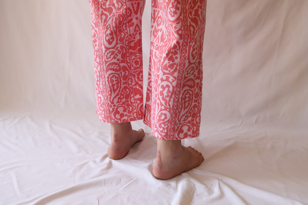 PANTALON ROUGE À MOTIFS BLANCS