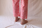 PANTALON ROUGE À MOTIFS BLANCS