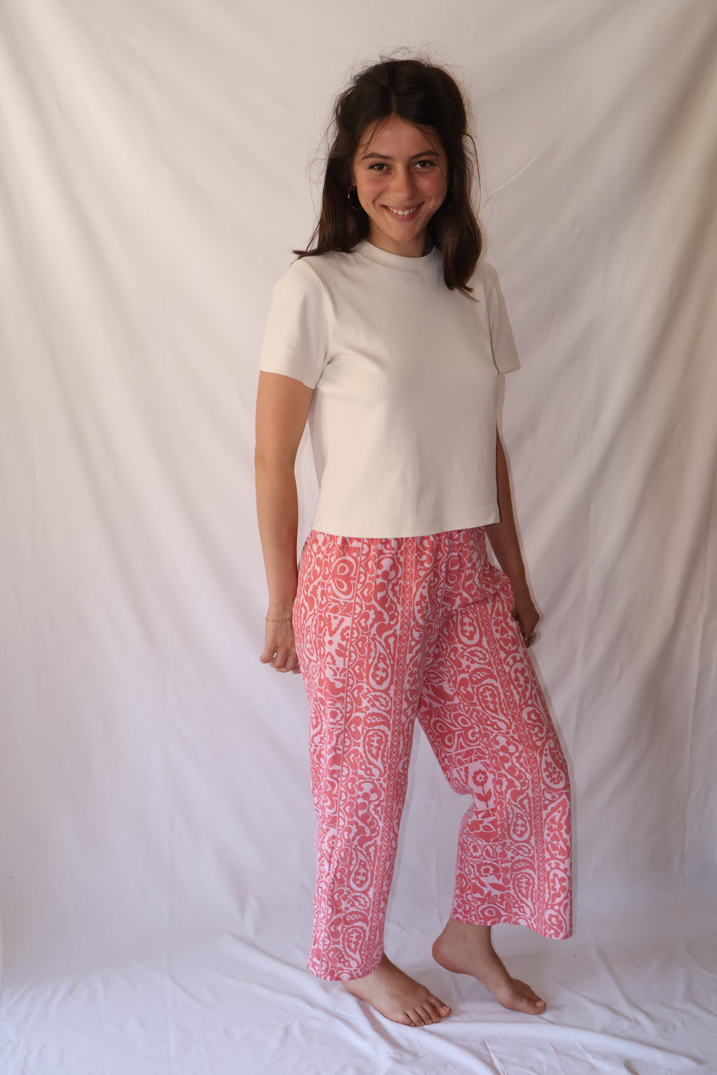 PANTALON ROUGE À MOTIFS BLANCS