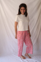 PANTALON ROUGE À MOTIFS BLANCS