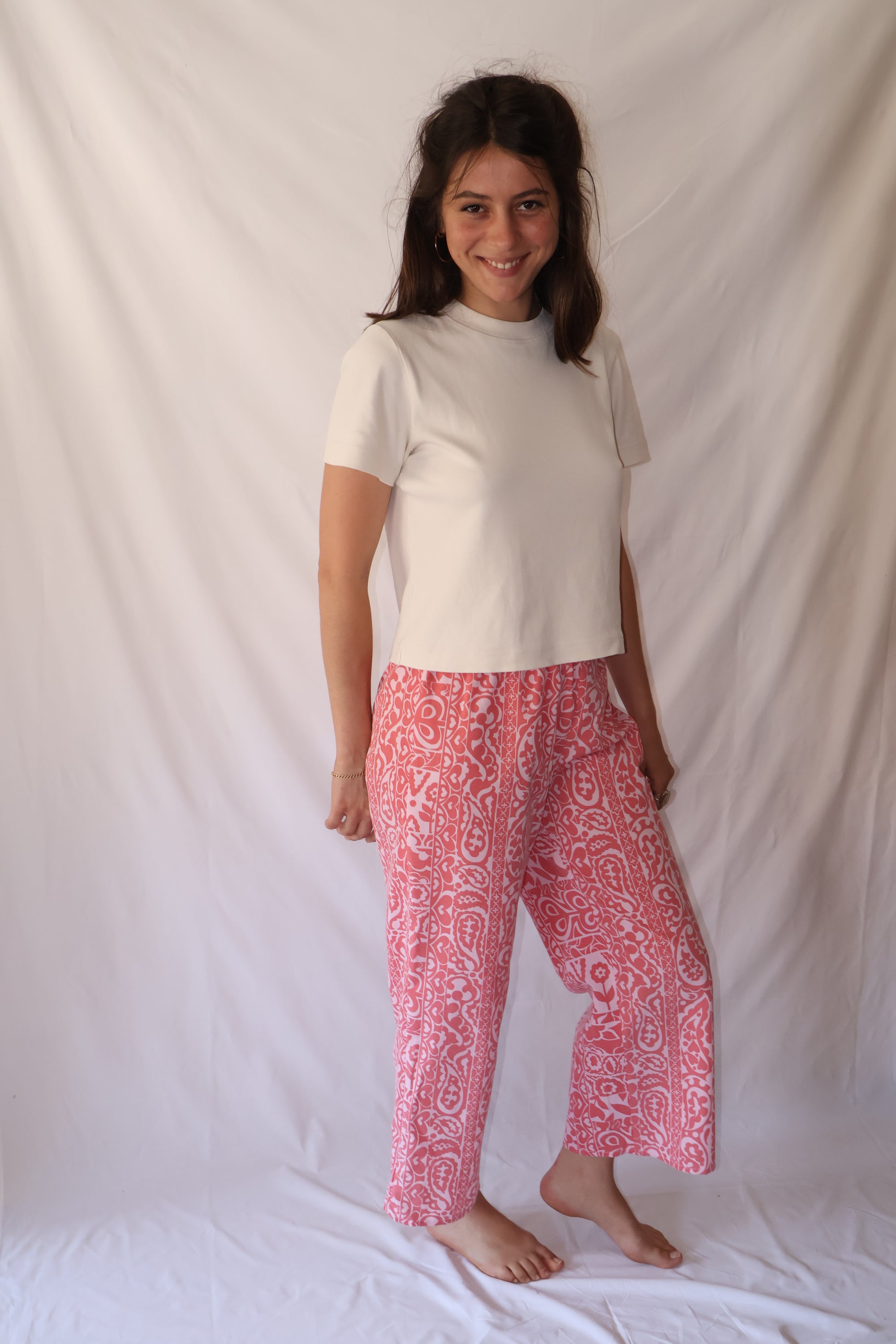 PANTALON ROUGE À MOTIFS BLANCS