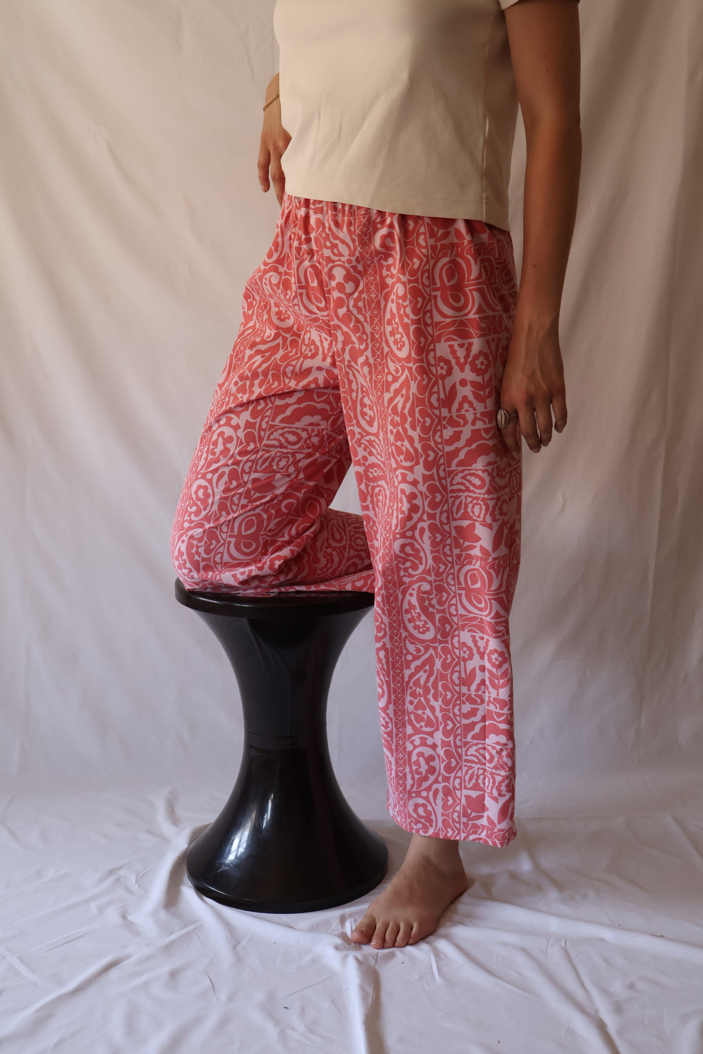 PANTALON ROUGE À MOTIFS BLANCS
