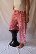 PANTALON ROUGE À MOTIFS BLANCS