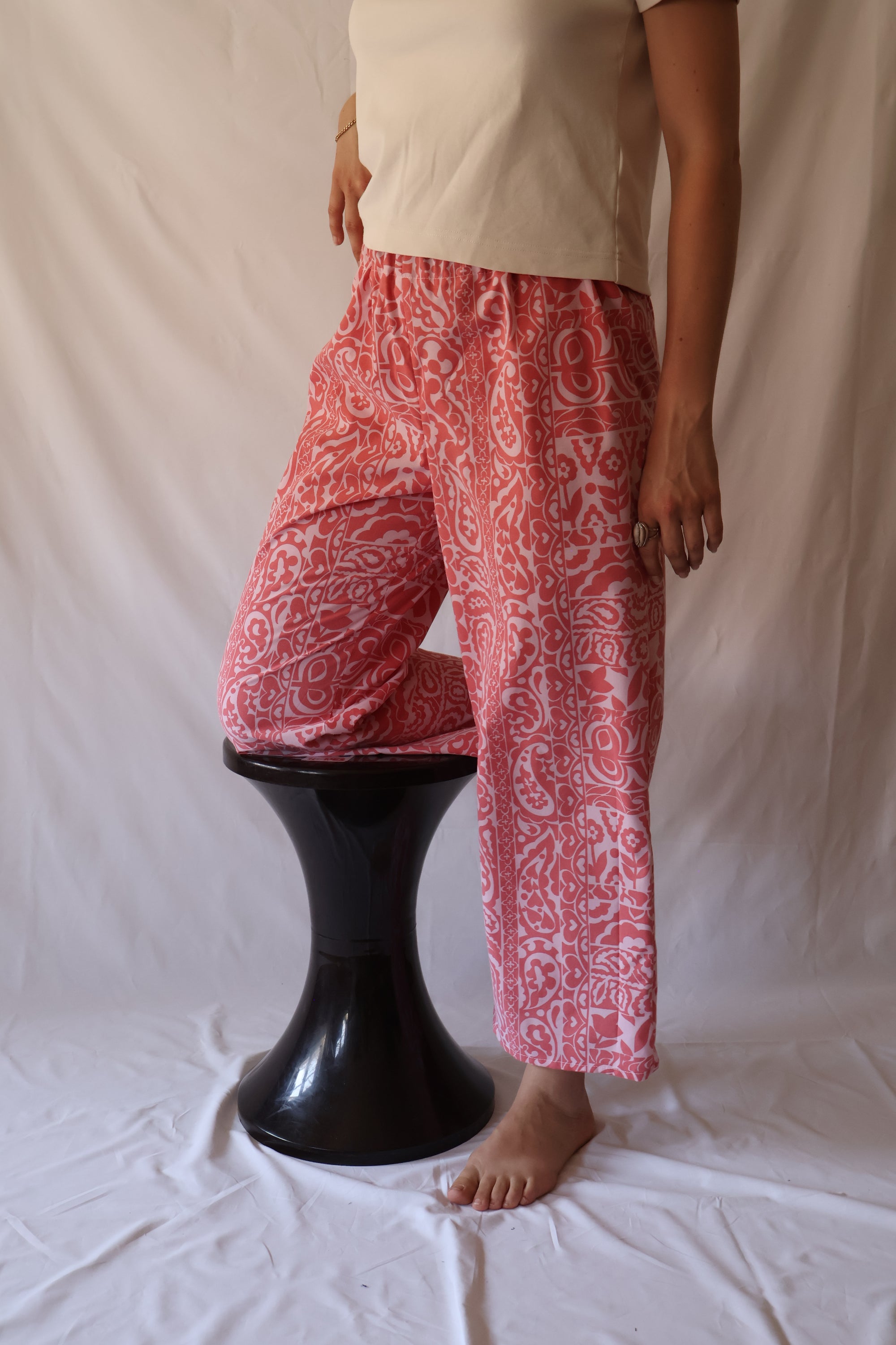 PANTALON ROUGE À MOTIFS BLANCS